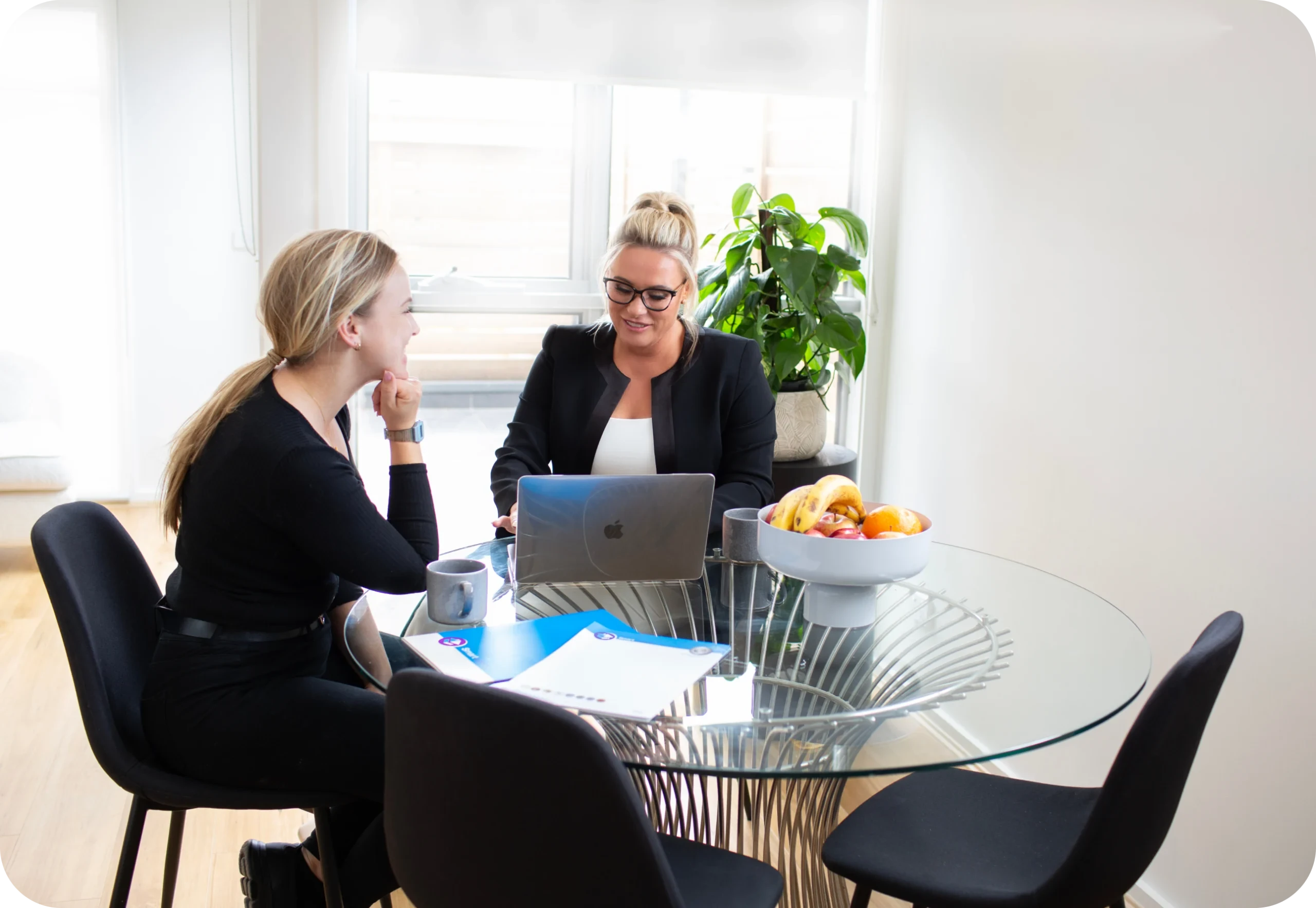 Smart Lending – Professional conveyancing consultation at a modern office.